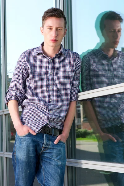 Молодой человек стоит один на улице — стоковое фото