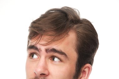 uzakta arayan genç bir adam portresi