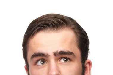 Genç adam düşünüyor ve bakıyor.