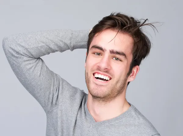 Modelo de moda masculina com expressão sorridente — Fotografia de Stock