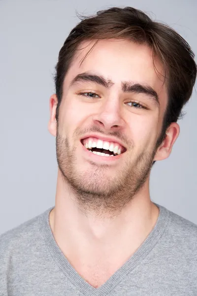 Portret van een gelukkige jongeman glimlachend — Stockfoto