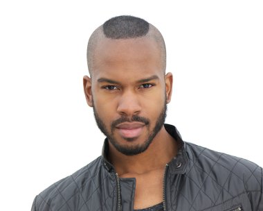 Beyaz tenli yakışıklı bir gencin portresi.