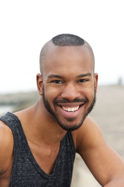 açık havada gülümseyen genç bir adam portresi