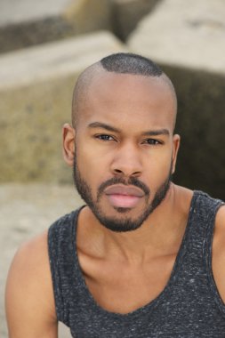 yakışıklı bir genç adam açık havada portresi