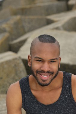 açık havada gülümseyen çekici bir siyah adam portresi