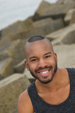 yakışıklı genç Afro-Amerikalı adam açık havada