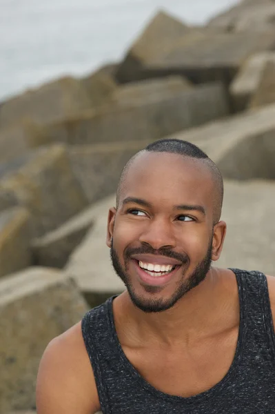 Glücklicher junger Mann lächelt und schaut nach draußen — Stockfoto