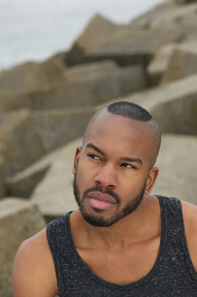 Guapo negro hombre al aire libre — Foto de Stock