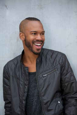 gülerek mutlu bir genç adam portresi