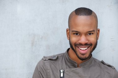 trendy, genç, Afrikalı-Amerikalı bir adam portresi