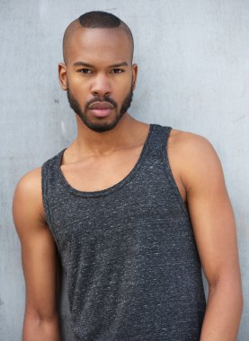 Afrikalı bir erkek manken portresi