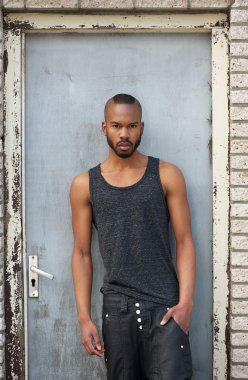 şık bir Afro-Amerikan erkek model portresi