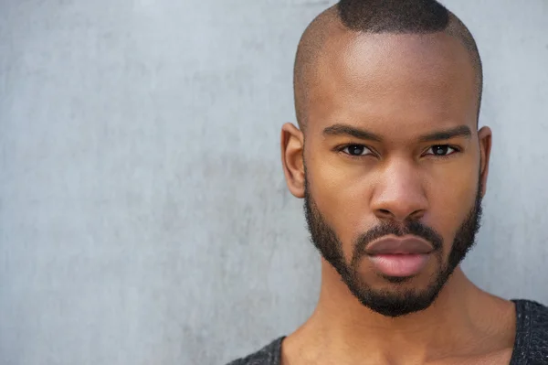 Retrato horizontal de un guapo joven afroamericano — Foto de Stock