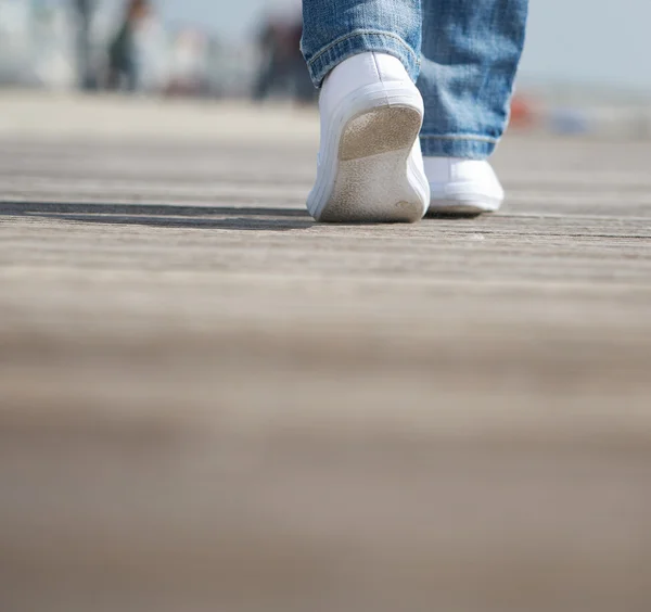 Porträt einer Frau, die in bequemen weißen Schuhen geht — Stockfoto