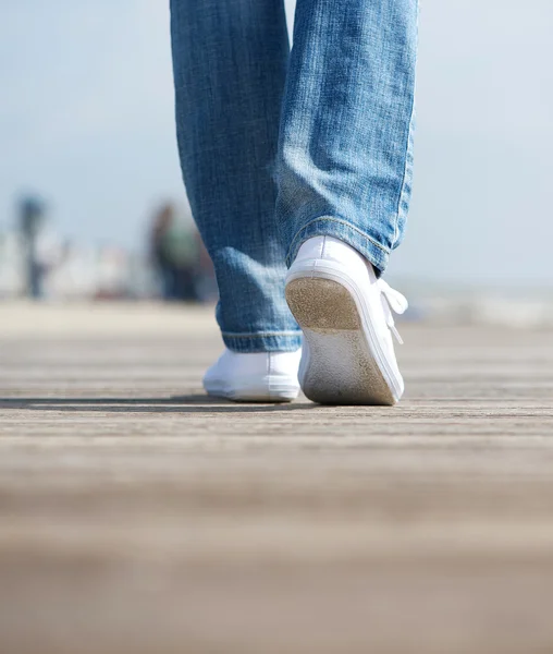 Retrato vista trasera de una mujer caminando en zapatos blancos cómodos al aire libre —  Fotos de Stock