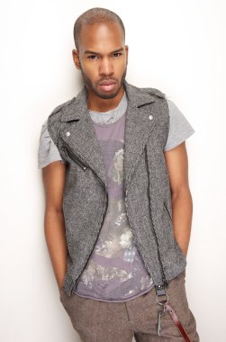 siyah moda model beyaz duvara poz