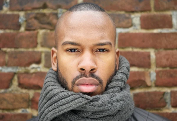 Retrato de um homem afro-americano bonito com cachecol — Fotografia de Stock