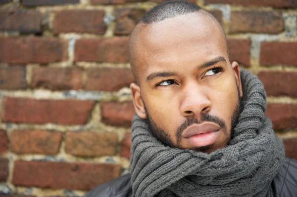 Jeune homme afro-américain avec écharpe grise levant les yeux — Photo