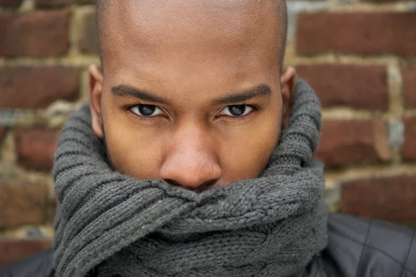 Retrato de um modelo de moda masculino preto com rosto de cobertura de cachecol cinza — Fotografia de Stock