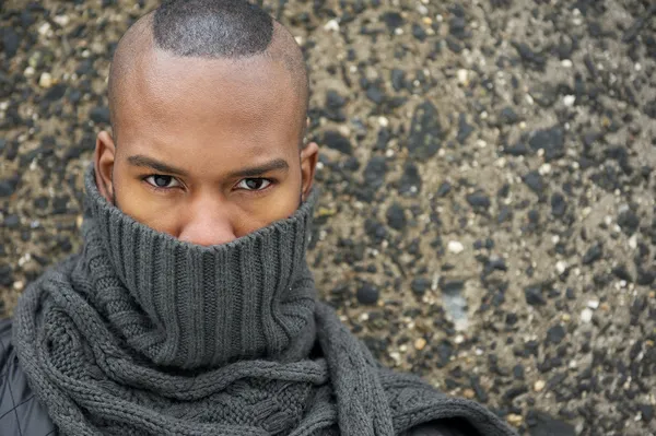 Portrait d'un mannequin homme afro-américain avec écharpe grise couvrant le visage — Photo