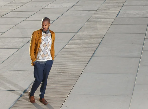 Modèle masculin afro-américain marchant à l'extérieur — Photo