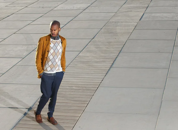 Afro-Amerikaanse mannelijke mannequin buiten lopen — Stockfoto