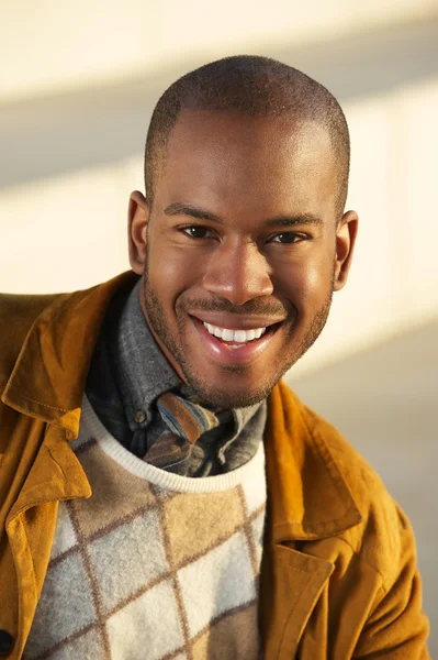 Bello africano americano uomo sorridente all'aperto — Foto Stock