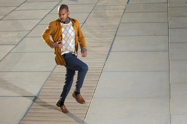 Černý muž modelka pózuje venku v neformálním oblečení — Stock fotografie