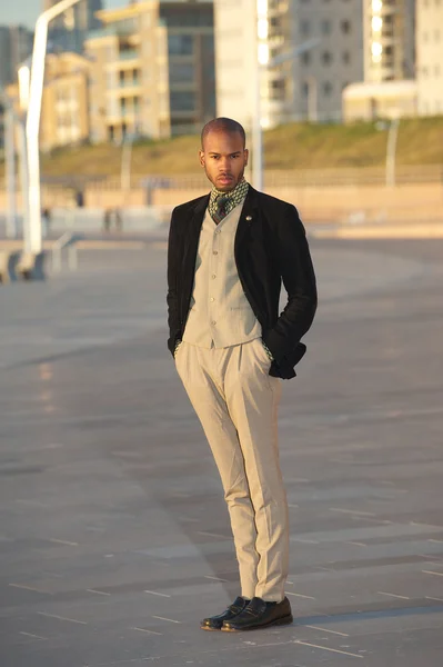 Männliches Mode-Model in trendiger Kleidung im Freien — Stockfoto