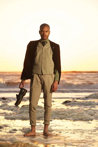 Afrika kökenli Amerikalı adam açık havada kumsalda ayakta — Stok fotoğraf