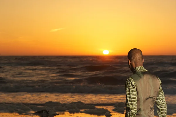 Retrato de un hombre afroamericano mirando el atardecer —  Fotos de Stock