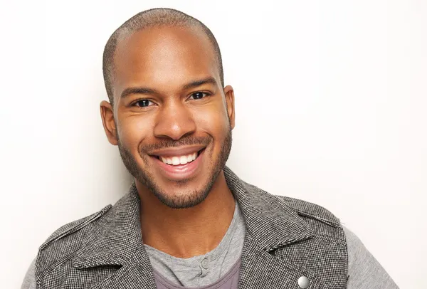 Retrato de um belo jovem sorrindo — Fotografia de Stock