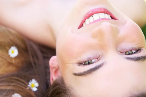 Close-up portret van een mooie jonge vrouw glimlachen — Stockfoto