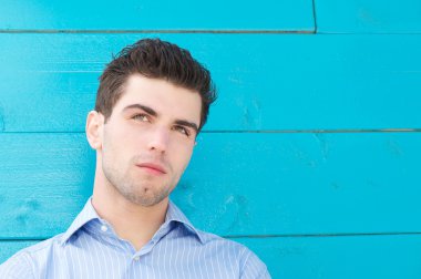 yüzünde ciddi bir ifade ile yakışıklı genç