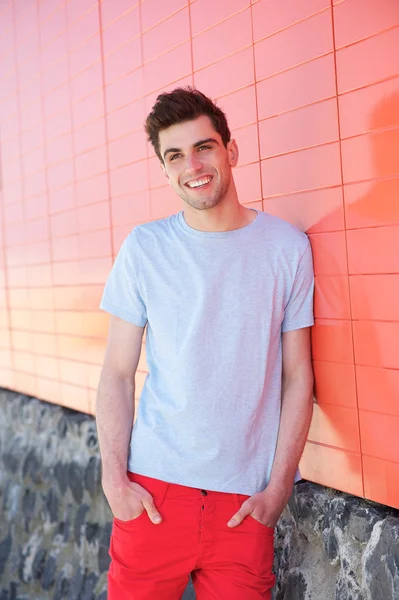 Handsome young man in casual clothes smiling outdoors — Stock Photo, Image