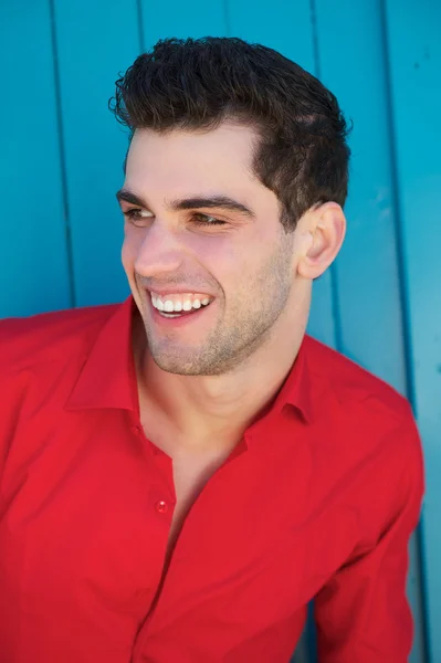 Portrét mladého muže s úsměvem venku — Stock fotografie