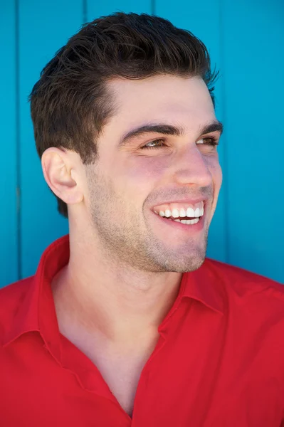 Feliz joven sonriendo y mirando hacia otro lado — Foto de Stock