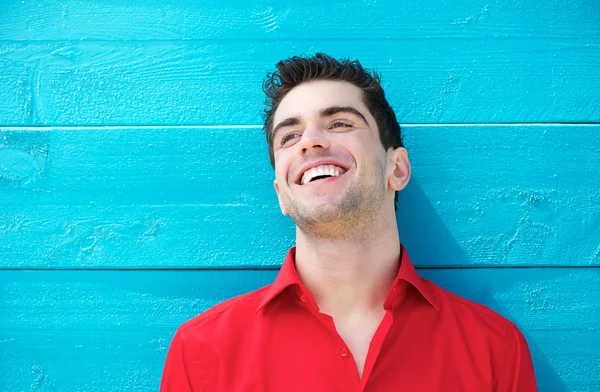 Portrét pohledného mladíka s úsměvem venku — Stock fotografie