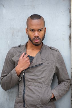 Afro-Amerikan moda model açık havada poz