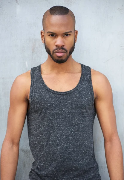 yakışıklı zenci ile yoğun bir görünüm