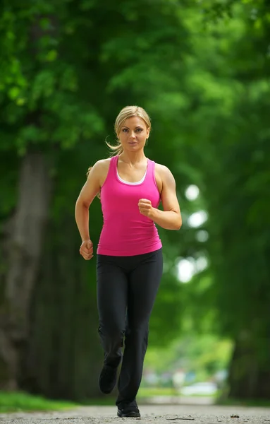 公園でジョギング スポーツ ウエアでアクティブな女性ランナー — ストック写真