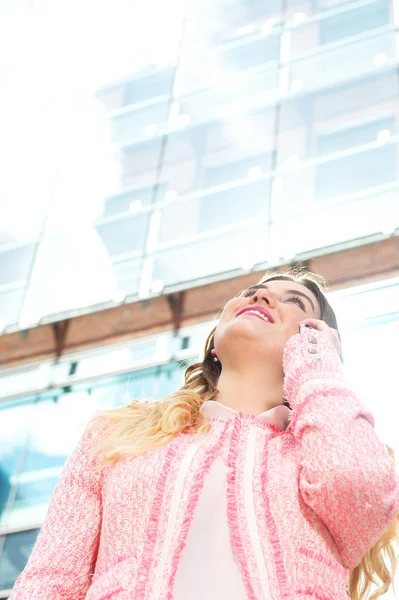 Retrato de uma bela jovem mulher falando no telefone celular na cidade — Fotografia de Stock