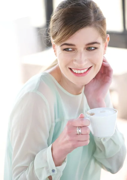 Gülümseyen ve kahve keyfini genç bir kadın portresi — Stok fotoğraf
