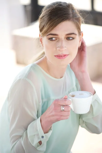 Hermosa mujer disfrutando de una taza de café al aire libre —  Fotos de Stock