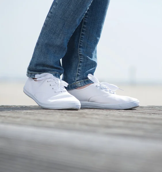 Piernas en jeans y zapatos blancos cómodos —  Fotos de Stock