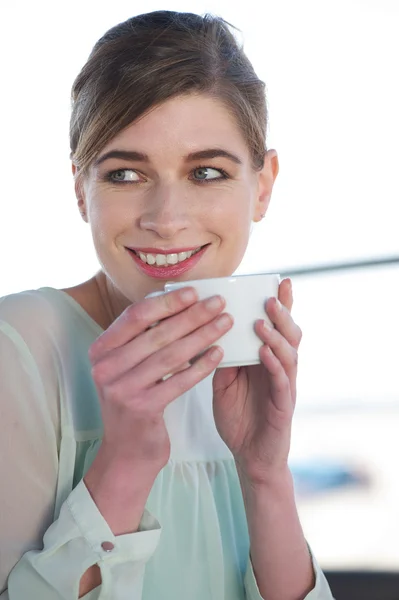 Giovane donna che beve una tazza di caffè all'aperto — Foto Stock