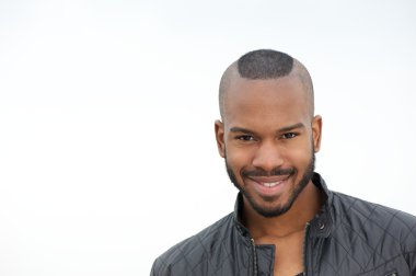 çekici genç siyah erkek gülümseyen