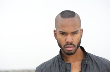 Kameraya bakarak yakışıklı zenci