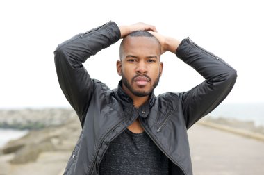 yakışıklı erkek moda model açık havada poz