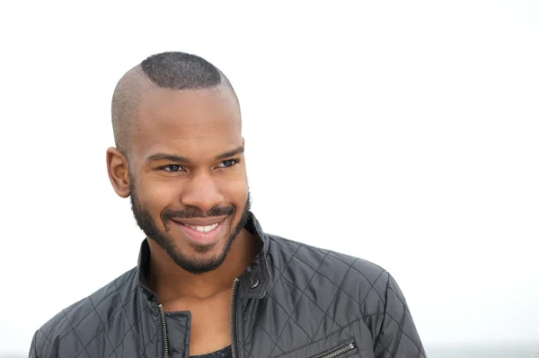 Retrato de um belo jovem negro sorrindo — Fotografia de Stock